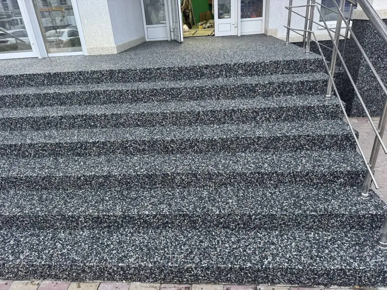 Входная лестница коммерческого здания из серой крошки с поручнями