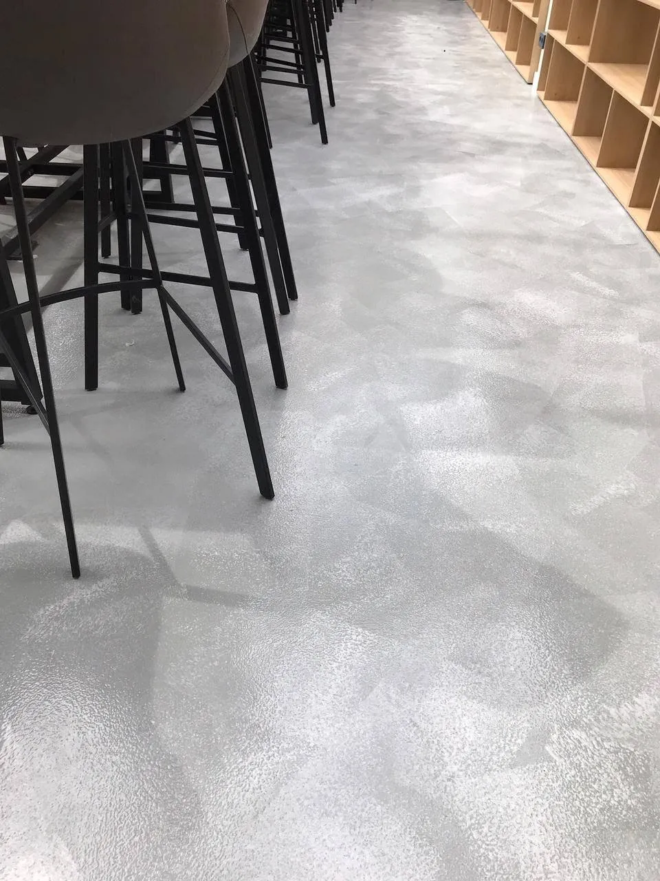 Наливной пол с фактурой в зале кафе