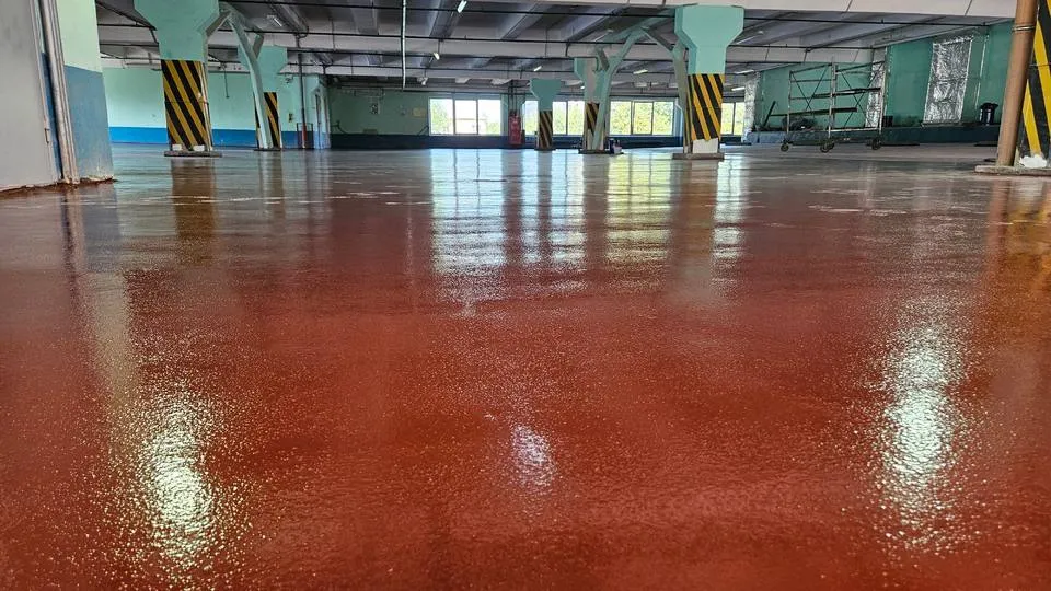 Паркинг с терракотовым полимерным полом и колоннами в сигнальной разметке
