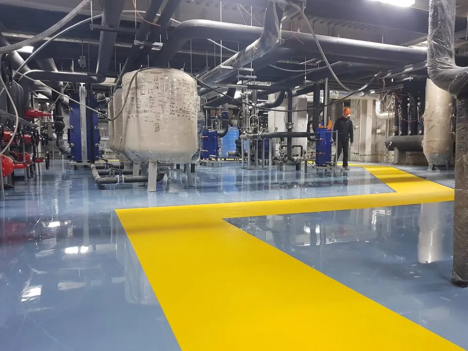 Технический цех с синим наливным полом и жёлтой разметкой проходов