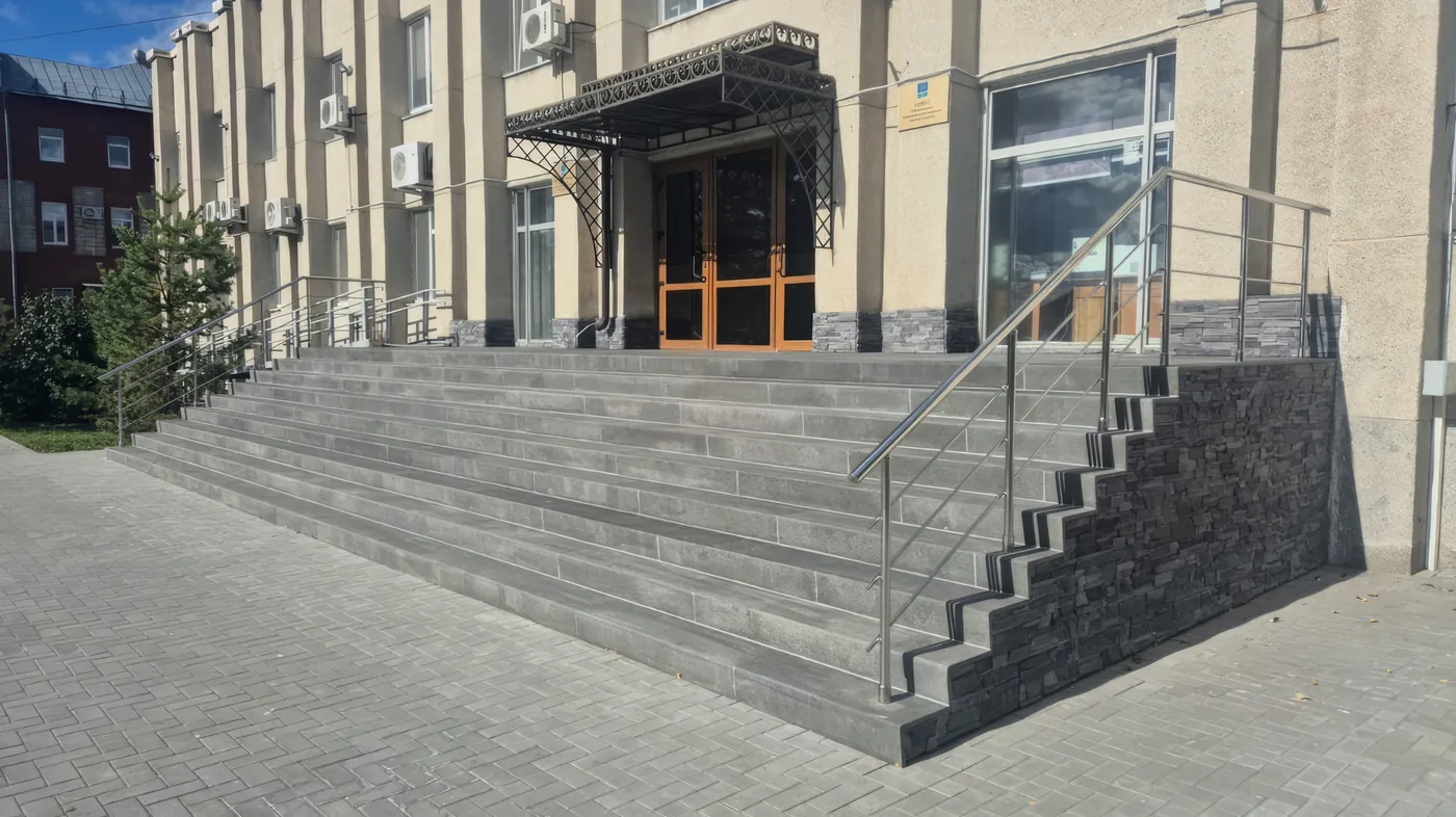 Широкие ступени С3 на входе общественного здания